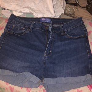 Stretchy butt jean shorts